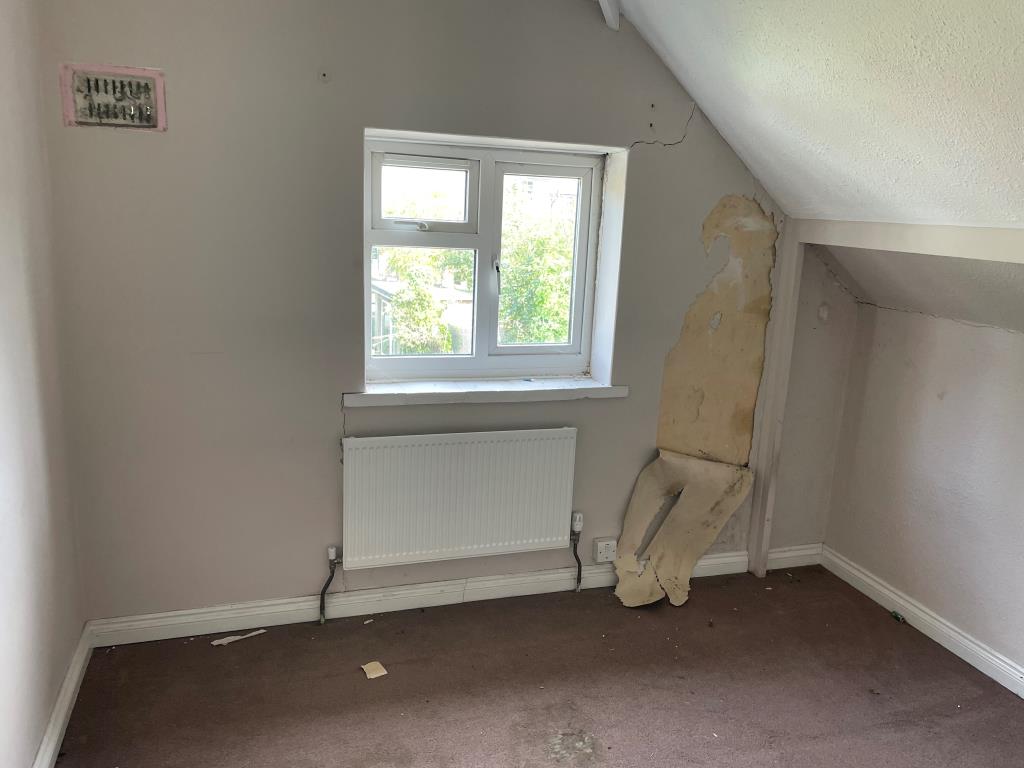 Lot: 65 - SEMI-DETACHED HOUSE WITH GARDEN AND DRIVEWAY - Bedroom 3 to rear